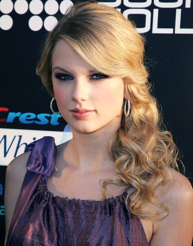 how to make taylor swift curls. Side Swept Hair Taylor Swift