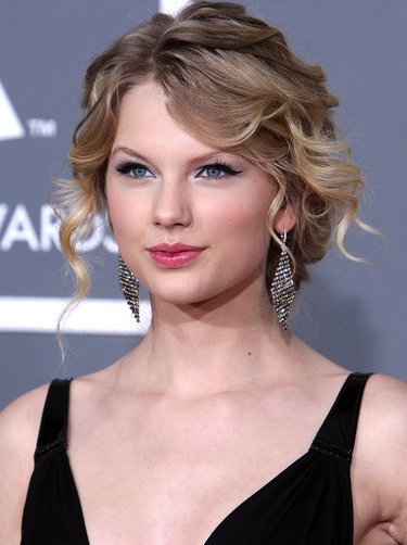 taylor swift curly hairstyles. Taylor Swift Curly Updo