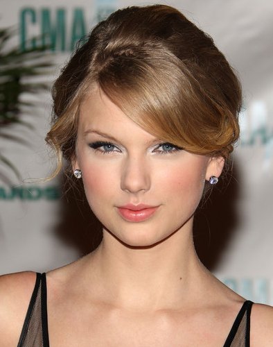 Taylor Swift Hairstyles Updos. Taylor Swift Sophisticated