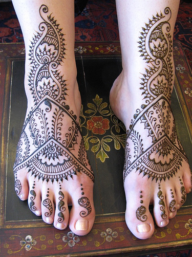 http://www.yusrablog.com/wp-content/uploads/2010/07/Indian-Mehndi-Designs-feet.jpg