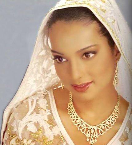 Cheap Makeup Bags on Amna Haq Biography   Blue Film   Yusrablog Com