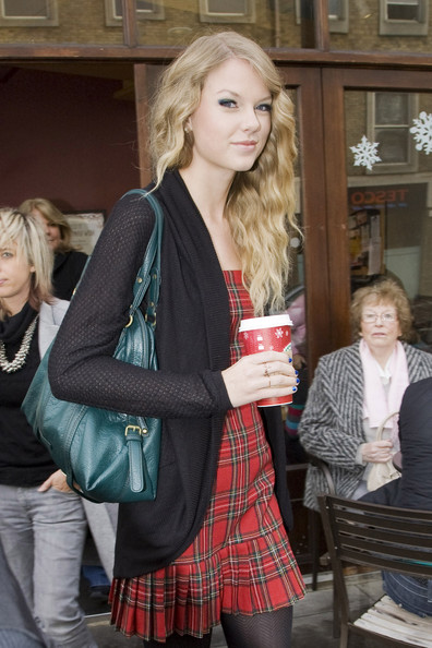 taylor swift curly hair natural. Taylor Swift Long Wavy Cut