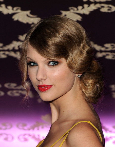 retro updos how to. Taylor Swift Retro Updo