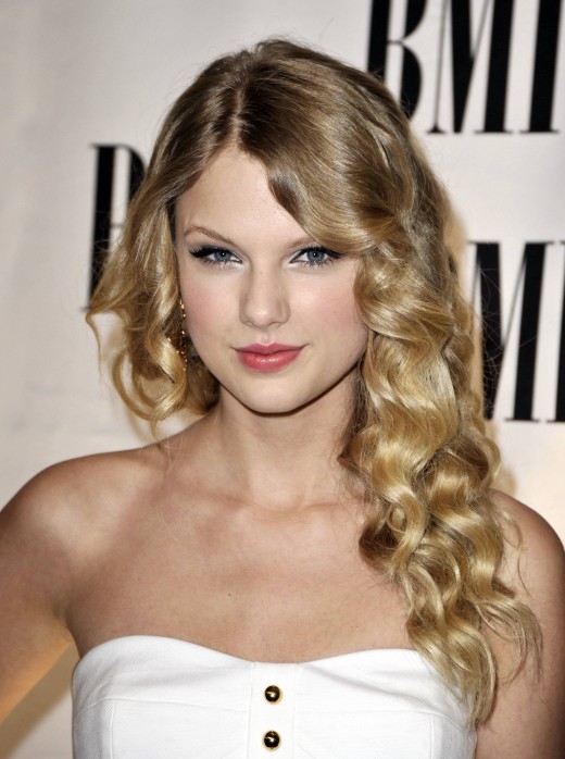 Taylor Swift Style Hair. Celebrity Taylor Swift Long