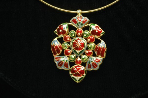 gold pendant designs for women. New Design of Gold Chinar Leaf