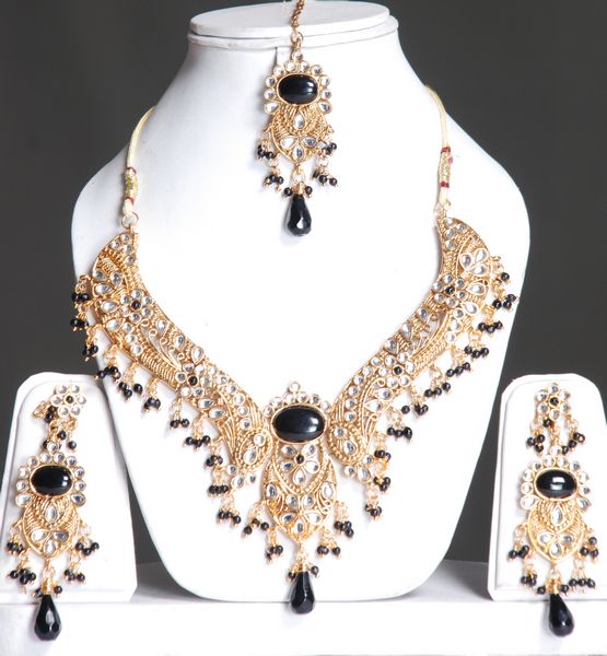 http://www.yusrablog.com/wp-content/uploads/2010/12/Designer-Indian-Beautiful-Jewellery-Set-for-Wedding.jpg