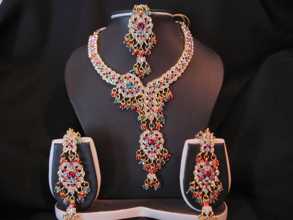 http://www.yusrablog.com/wp-content/uploads/2010/12/Fashionable-Indian-Jewelry-Design-for-Brides.jpg