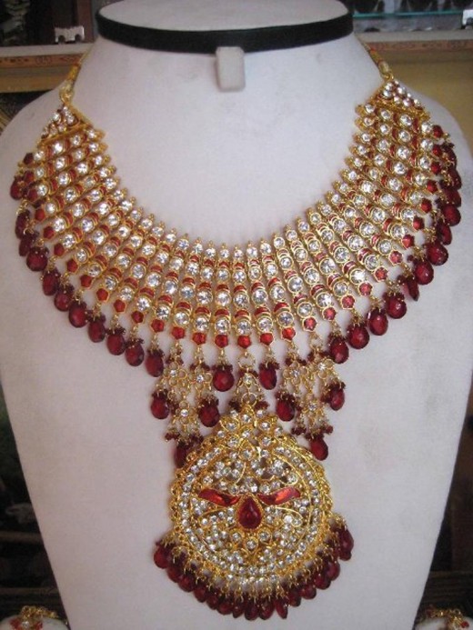 http://www.yusrablog.com/wp-content/uploads/2010/12/Indian-Bridal-Kundan-Jewellery-Designs-for-2011-520x693.jpg