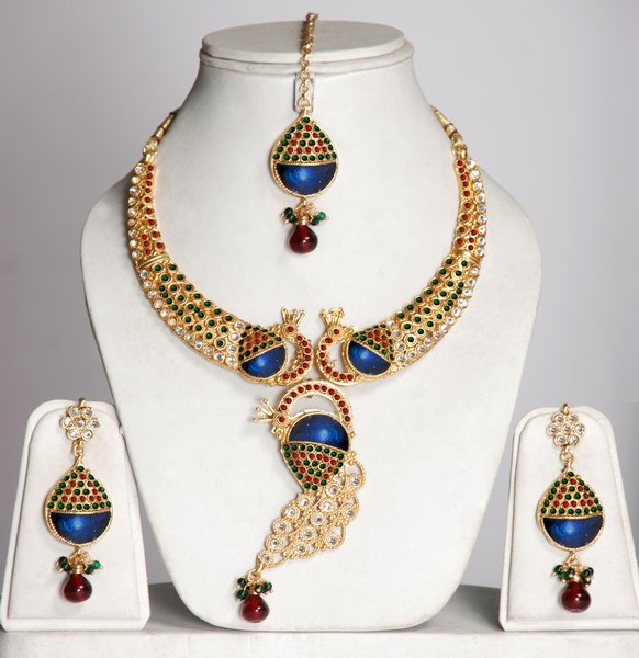 http://www.yusrablog.com/wp-content/uploads/2010/12/Indian-Gold-Jewellery-Set-With-Necklace.jpg