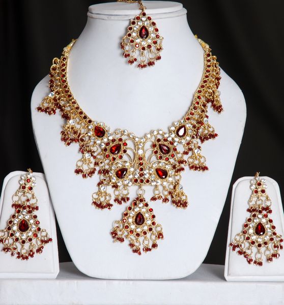 http://www.yusrablog.com/wp-content/uploads/2010/12/Latest-Indian-Jewellery-Design-for-Pakistani-Brides.jpg