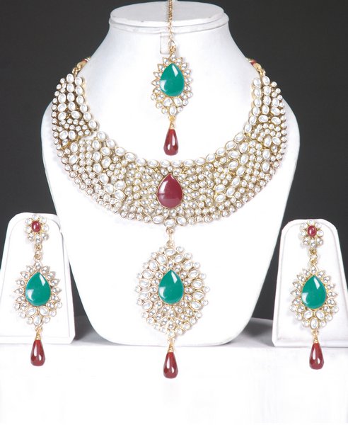 http://www.yusrablog.com/wp-content/uploads/2010/12/New-Indian-White-Jewellery-Design-for-Party.jpg