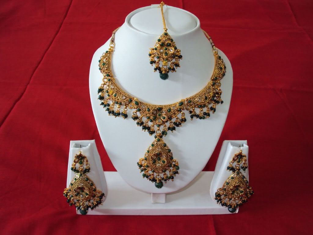 http://www.yusrablog.com/wp-content/uploads/2010/12/Traditional-Indian-Ethnic-Polki-Wedding-Jewellery-Set.jpg