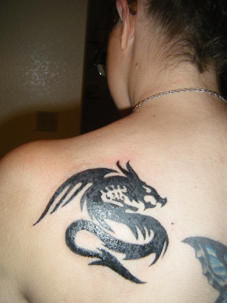 http://www.yusrablog.com/wp-content/uploads/2010/12/Tribal-Dragon-Tattoos-On-Back.jpg