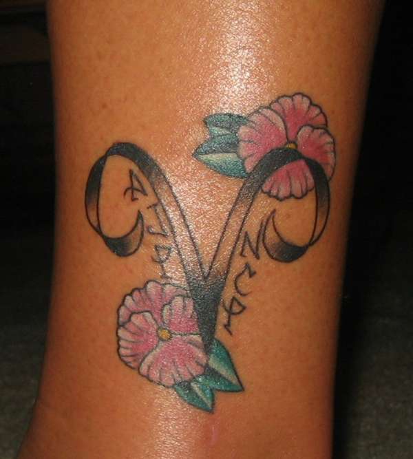 voorbeelden tattoo. girl tattoo design.