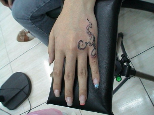 girls small tattoo