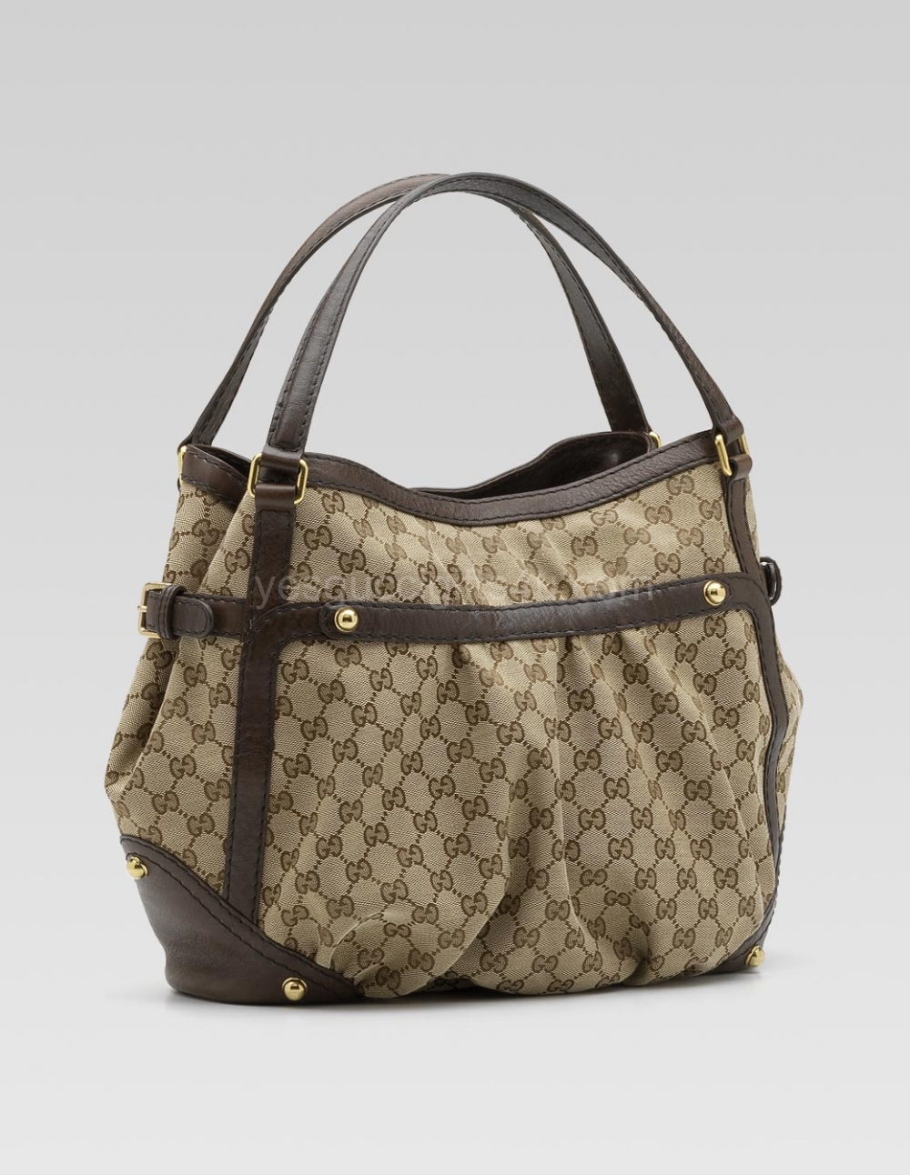 Latest handbag collection References to the athletic world translate in a new collection of leather accessories, defined by unexpected, sport-inspired designs. With two leather handles and zip closure, this bag has a spherical construction that recalls the shape of a basketball.