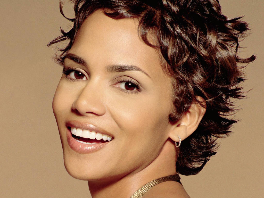 Halle Berry: 22+ Stunning Photos Selection Halle Berry pixie Cut ...