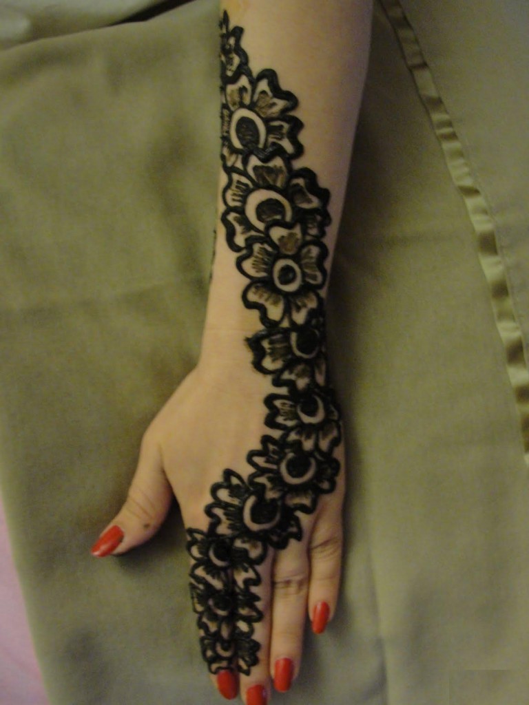 Latest Back Hand Mehndi Design for Bridal 2011 - YusraBlog.com