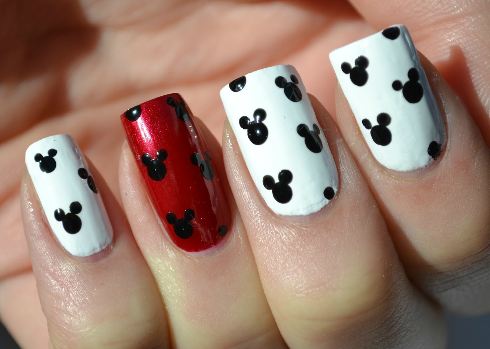 15 Dazzling Mickey Mouse Nail Art Designs - YusraBlog.com